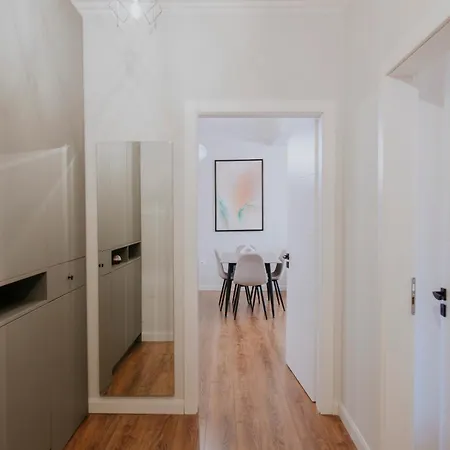 Modern 2-bedroom In The Heart Of 公寓